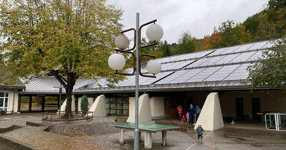 Turnhalle an der Grundschule Untertal Aussenansicht im Herbst